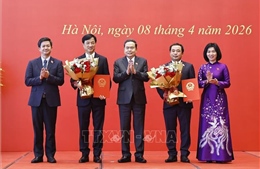 Chủ tịch Quốc hội Trần Thanh Mẫn trao Nghị quyết phê chuẩn Trưởng Đoàn đại biểu Quốc hội