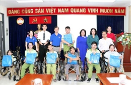 Trao tặng xe lăn, vốn sinh kế cho người khuyết tật và trẻ em khó khăn