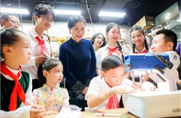 Phu nhân Ngô Phương Ly thăm Trung tâm giao lưu khoa học văn hóa thanh thiếu niên Tống Khánh Linh