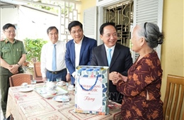 Trưởng ban Tuyên giáo và Dân vận Trung ương thăm gia đình chính sách, người lao động có hoàn cảnh khó khăn tại Huế