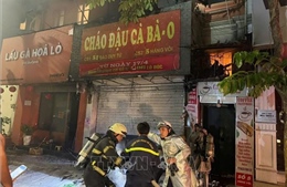 Kịp thời cứu 4 người trong đám cháy tại phố Hàng Vôi