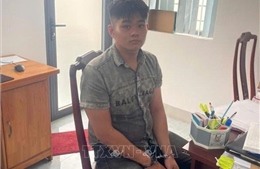 Tạm giữ 2 thanh niên mang súng đi uống cà phê