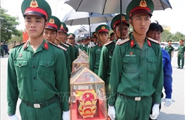 Đón 158 hài cốt liệt sĩ quân tình nguyện, chuyên gia Việt Nam hy sinh tại Campuchia về nước