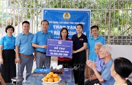 Phía sau xưởng máy là nhà