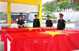 Đón nhận hài cốt liệt sĩ quân tình nguyện và chuyên gia Việt Nam hy sinh tại Lào về nước