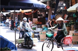 Người lao động chợ Đồng Xuân vật lộn với nắng nóng hơn 40 độ C 