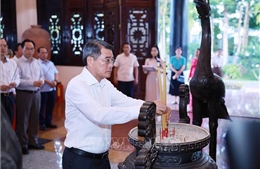 Thủ tướng dâng hương tưởng nhớ các đồng chí cố Thủ tướng Chính phủ tại Vĩnh Long 