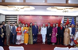 Tổng Bí thư, Chủ tịch nước và Phu nhân gặp gỡ cộng đồng người Việt Nam tại Philippines