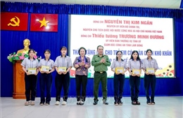 Trao yêu thương đến học sinh, chiến sĩ nơi đảo tiền tiêu Phú Quý