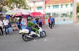 Chiến sĩ công an chở thí sinh ngủ quên đến điểm thi