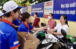 Màu áo xanh đồng hành cùng sĩ tử vượt vũ môn