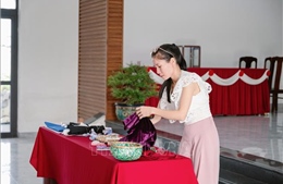 Người phụ nữ khuyết tật tạo ra sản phẩm mỹ nghệ từ rác
