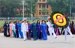 Đại biểu dự Đại hội Phụ nữ toàn quốc vào Lăng viếng Chủ tịch Hồ Chí Minh