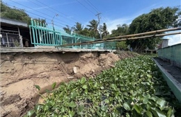 Sạt lở bờ sông Lai Vung làm một căn nhà đổ sụp