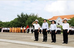 Mang tình cảm đất liền đến với quân dân Trường Sa