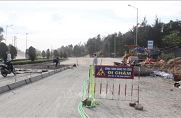 Khắc phục hư hỏng mặt đường trên Quốc lộ 24C qua cảng Dung Quất