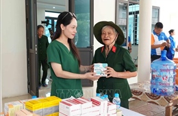 Khám bệnh, trao quà tặng 500 cựu thanh niên xung phong Hà Tĩnh