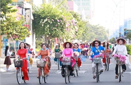 Trên 2.000 phụ nữ diễu hành áo dài bằng xe đạp ven vịnh Nha Trang