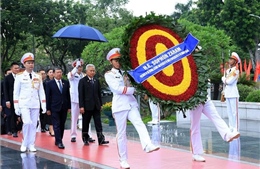Chủ tịch Quốc hội kiêm Chủ tịch Hạ viện Thái Lan viếng Chủ tịch Hồ Chí Minh và tưởng niệm các Anh hùng liệt sĩ