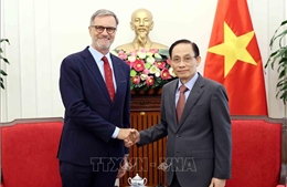 Bộ trưởng Ngoại giao Lê Hoài Trung tiếp Đại sứ Pháp tại Việt Nam chào từ biệt