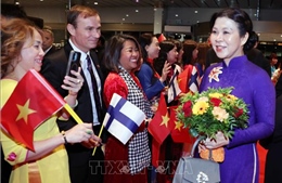 Phu nhân Ngô Phương Ly dự giờ lớp tiếng Việt tại Trường phổ thông liên cấp Vesala (Phần Lan)
