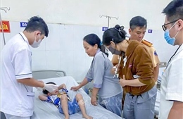 Cảnh sát giao thông đưa cháu bé có nguy cơ vỡ bàng quang đến bệnh viện kịp thời