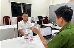 Bắt Phó Chủ tịch UBND một thị trấn ở Hà Nội vì sản xuất cồn giả