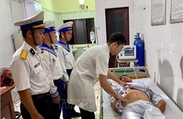 Cấp cứu ngư dân bị giảm áp sau khi lặn sâu ở Trường Sa