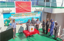 Tàu Kiểm ngư 260 hoàn thành công tác bầu cử sớm trên biển