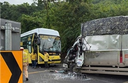 Hai xe ô tô va chạm trên Quốc lộ 6 làm 1 người bị thương nặng