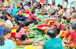 Xuyên đêm gói bánh cứu trợ đồng bào vùng lũ