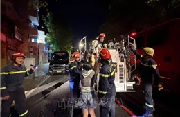 Cứu 5 người mắc kẹt trong vụ cháy nhà ở TP Hồ Chí Minh