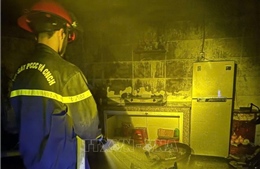 Giải cứu 4 người mắc kẹt trong đám cháy lúc rạng sáng