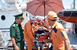 Hỗ trợ y tế, đưa vào bờ cấp cứu thủy thủ tàu nước ngoài đang hành trình trên biển