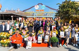 Khách quốc tế phấn khởi bắt đầu hành trình khám phá các địa danh ở Việt Nam