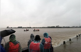 Mưa lũ tại miền Trung: Cảnh báo nhiều trường hợp lật ghe bị đuối nước