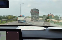 Cảnh sát giao thông dùng xe đặc chủng đưa sản phụ đi cấp cứu kịp thời