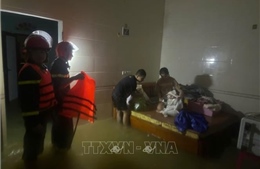 Cứu nạn nhiều người dân mắc kẹt khi nhà sập mái do ảnh hưởng bão số 10