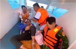 Nghệ An: Kịp thời cứu nạn một ngư dân bị tai nạn lao động trên biển