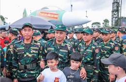 Các đoàn quốc tế dự Lễ diễu binh A80 tham quan Triển lãm thành tựu Đất nước 