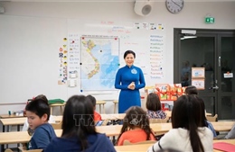 Phu nhân Ngô Phương Ly dự giờ lớp tiếng Việt tại Trường phổ thông liên cấp Vesala (Phần Lan)