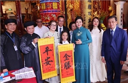 Phu nhân Ngô Phương Ly và Phu nhân Lis Cuesta Peraza thưởng thức nghệ thuật múa rối nước, tham quan đền Ngọc Sơn