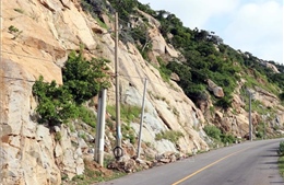 Hiểm nguy sạt lở tuyến đường ven biển Phước Dinh - Cà Ná