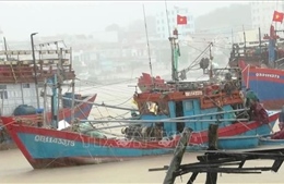 Quảng Bình: Hỗ trợ cứu tàu cá sắp bị chìm trên sông Nhật Lệ