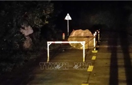 Lập rào chắn cảnh báo vị trí tảng đá nặng hàng tấn lăn xuống đường Hồ Chí Minh nhánh Tây