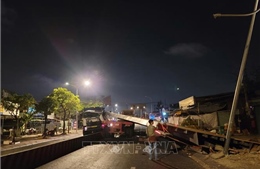 Tấm thép 15 m đè bẹp cabin xe rác, một người tử vong