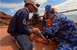 Kịp thời sơ cứu ngư dân bị bỏng trên biển