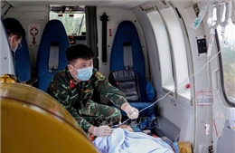 Trực thăng bay trong đêm vận chuyển bệnh nhân nguy kịch về đất liền