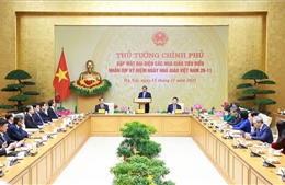 Thủ tướng gặp mặt đại diện các nhà giáo tiêu biểu toàn quốc 