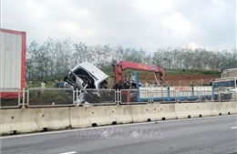 Hai xe va chạm trên cao tốc Bắc - Nam, 5 người thương vong